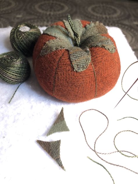 Tomato Pin Cushion, Rhonda Dort, Diy Pin Cushion, Pumpkin Pin, Needle Books, Pin Cushions Patterns, Wool Embroidery, Needle Cases, Penny Rugs