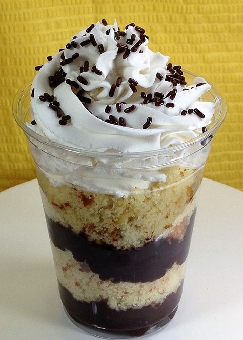 Basic white dessert cup (Chocolate pudding, vanilla cake, whipped cream, chocolate sprinkles) Cake In Glass Cup, Cake Parfait Cups, Cake Parfait, Cafe Board, Cake Whipped Cream, Pudding Vanilla, Whipped Cream Chocolate, White Desserts, Food Business Ideas