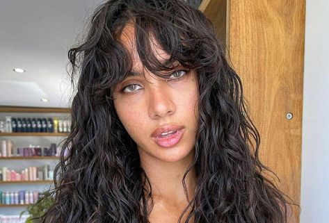 Curtain Bangs Curly, Fringe Styles, Swoop Bangs, Really Curly Hair, Frizzy Curly Hair, Thick Wavy Hair, Face Framing Bangs, Thick Curly Hair, Bangs Curly