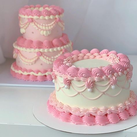 Cute Tiered Cakes, Marie Antoinette Cake, Heart Cake Designs, Couples Cake, Cakes Aesthetic, Comic Cake, Cake Pretty, Bolo Vintage, Cake Heart