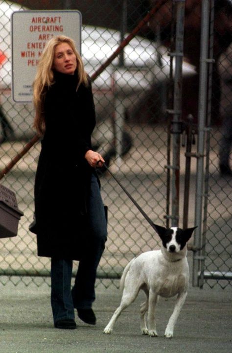 Photos of Carolyn Bessette Kennedy’s Style Through the 90’s – WWD 1990 Style, Carolyn Bessette, Jfk Jr, Winter Fits, 가을 패션, Looks Style, Carolina Herrera, Looks Vintage, New Yorker