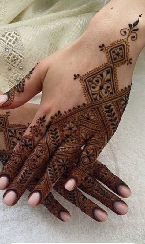 Modern Mehndi Designs Minimal Back Hand, Bridesmaid Mehendi Designs, Minimal Bridal Mehendi, Mehendi Designs For Hands Full Hand, Henna Minimal, Bridesmaid Mehendi, Bridesmaid Mehndi, Minimal Mehendi Designs, Mehendi Hands