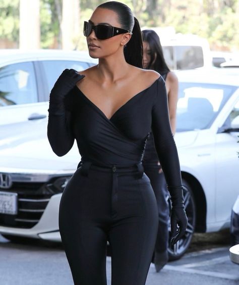 Kardashian Outfit, Striped Bodysuit, V Neck Bodysuit, Kardashian Style, Simple Chic, Bodycon Fashion, All Black Outfit, Black Bodysuit, Long Sleeve Bodysuit