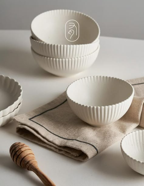 Kitchen Wear Aesthetic, Kitchen Ware Aesthetic, Tableware Aesthetic, Tableware Photography, Unique Kitchen Items, Luxury Kitchenware, Pioneer Woman Dishes, Ceramics Bowls Designs, White Dinnerware Set