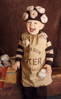 Too much cotton batting and panty hose in your house? Make a sack of potatoes costume! Potato Costume, Handmade Halloween Costumes, Great Halloween Costumes, Homemade Costume, Baby Costume, Homemade Costumes, Homemade Halloween, Fantasias Halloween, Cute Costumes