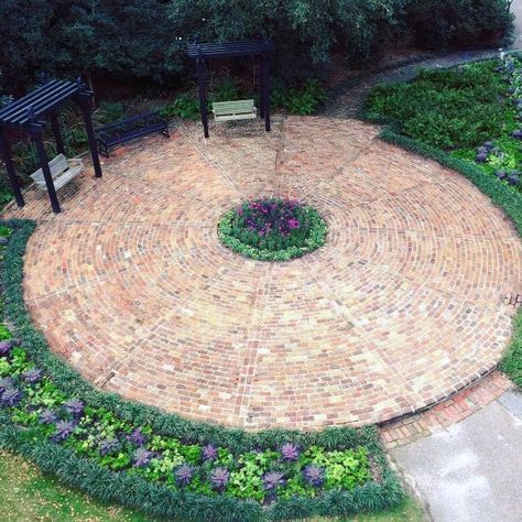 Top 50 Best Brick Patio Ideas - Home Backyard Designs Round Paver Patio Ideas, Spiral Brick Patio, Round Patio Ideas, Brick Patio Designs, Brick Patio Ideas, Round Pavers, Patio House Ideas, Circle Garden, Outdoor Reading