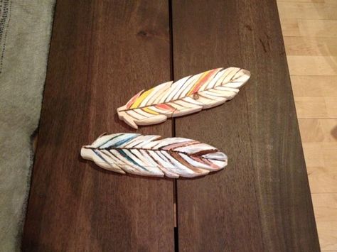 How to make wooden feathers #woodworking Antique Kitchen Stoves, Wooden Feather, Wood Feather, Feather Diy, Woodworking Inspiration, Feather Crafts, Feather Painting, Wood Carving Patterns, Scroll Saw Patterns