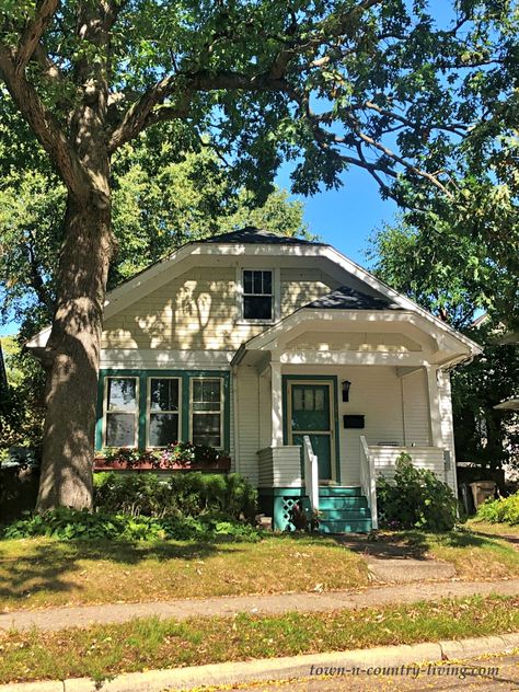 Cozy Bungalow Exterior, 1900 Bungalow Homes, Cottagecore Bungalow, Small Aesthetic House, Small Bungalow Homes Interior, Bungalow Aesthetic, Bungalow House Exterior, Bungalow Addition, House Motivation