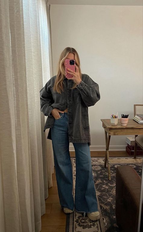 Wide leg jeans, oversized top, casual everyday outfit look for cold weather fall and winter. Wide Leg Jeans Outfit Fall, Wide Leg Jean Outfits, Fall Clothing Essentials, Latest Fall Fashion Trends, Wide Leg Jeans Outfit, Jeans Outfit Winter, Jeans Outfit Fall, Street Style Fall Outfits, Winter Outfits Cold