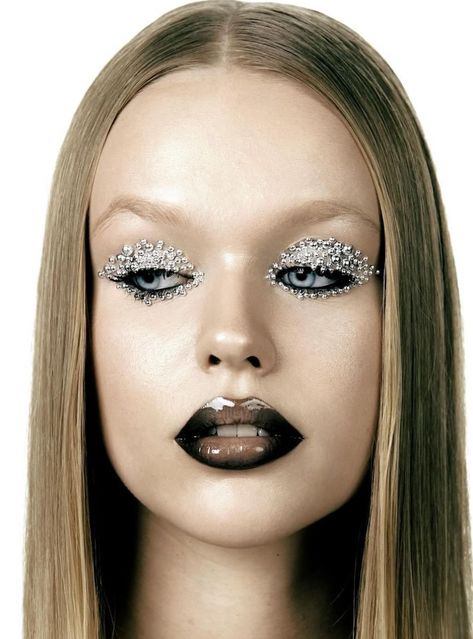 Chrome Eyeshadow, Chanel Runway Makeup, Editorial Eye Makeup High Fashion, Metallic Editorial Makeup, Silver Eye Makeup Editorial, Futuristic Editorial Makeup, Goth Runway Makeup, Artsy Makeup, High Fashion Makeup