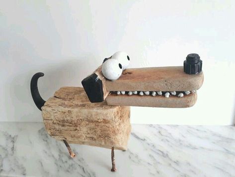 Art Sculpture En Bois, Scrap Wood Art, Rustic Wood Crafts, Wood Yard Art, Scrap Wood Crafts, Recycled Art Projects, Driftwood Projects, Wood Art Projects, Wood Animal