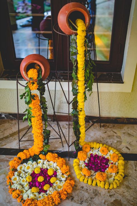 11 Peppy Home Decor Ideas For Your Pre-Wedding Functions Sadi Decoration Ideas, Mahendi Decoration At Home, Mahalakshmi Decoration At Home, Gruhapravesam Decoration Ideas, Satyanarayana Pooja Decoration Ideas, Nikkah Setup, Matki Decoration Ideas, Matki Decoration, Shadi Decor