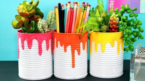 Give soup cans a paint-drip look, and use them to store supplies or plants! Soup Can Crafts, Bucket Crafts, Diy Pencil Holder, Art Room Ideas, Diy Pencil, Paint Buckets, Tin Can Crafts, Diy Snowman, Painted Jars