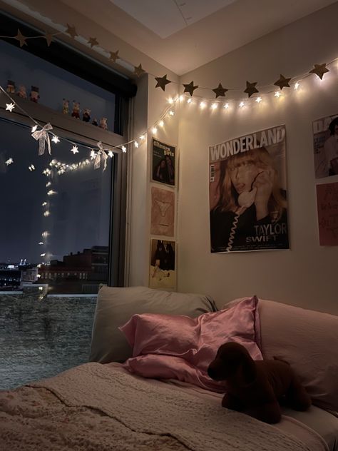 Taylor Swift Living Room, Butterfly Organization, College Dorm Room Inspiration, Ideal Life, Dorm Room Inspiration, Future Apartment, Aesthetic Rooms, Pretty Room, College Dorm Rooms