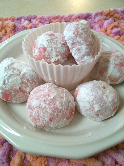 Pink Snowball Puffs Recipe...perfect for Valentines Day! Except mine did not puff out. Crunchy and pretty good. Feb. 29, 2016 Valentines Desserts, Valentine Desserts, Pink Foods, Valentines Day Treats, Valentines Food, Valentine Cookies, Köstliche Desserts, Pink Valentines, Cookie Monster