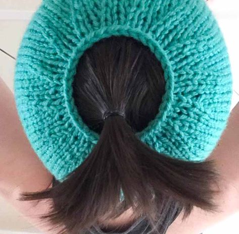 A boring hat? Never again with this easy knitting pattern Knit Ponytail Hat Free Pattern, Ponytail Hat Knitting Pattern, Knitting Patterns Hats Women, Knitted Ponytail Hat, Ponytail Hat Pattern, Messy Bun Hat Pattern, Easy Knit Hat, Loom Crochet, Beanie Knitting Patterns Free