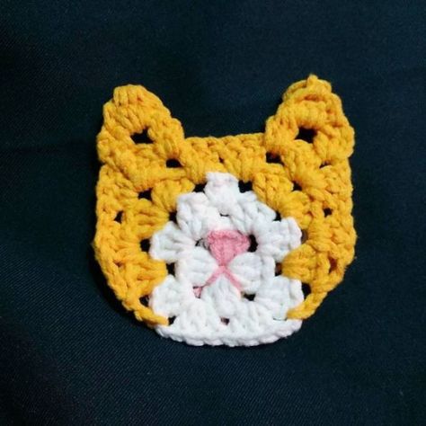 Today’s IG share is from ailiskim. She crocheted this adorable... Kat Haken, Crochet Cat Pattern, Pola Amigurumi, Crochet Square Patterns, Granny Square Crochet Pattern, Diy Crochet Projects, Crochet Applique, Crochet Squares, Crochet Coasters