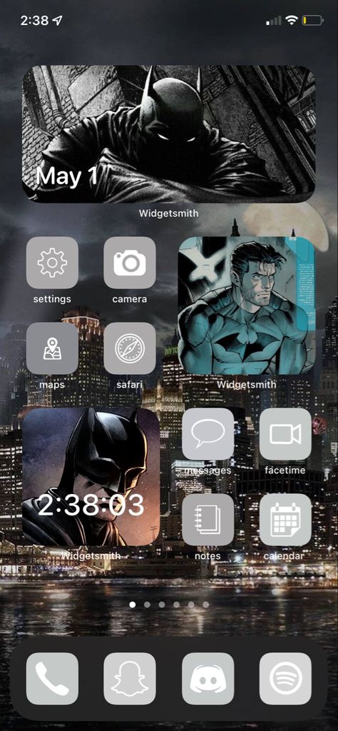 Homescreen with batman widgits Batman Iphone Theme, Batman Homescreen Layout, Batman Phone Theme, Batman Homescreen, Room References, Batman Wallpaper Iphone, Batman Phone, Ipad Homescreen, Iphone Light