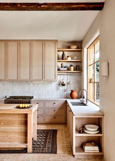 A Star Modern-Rustic Kitchen in Melbourne: Australian House and Garden's Kitchen of 2019 by Studio Ezra Natural Wood Accents, Natural Wood Kitchen, Minimal Kitchen, Rustic Modern Kitchen, Studio Kitchen, Wood Kitchen, Wood Accents, Design Living, Wood Cabinets