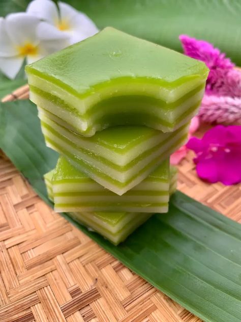 Khanom Chan Recipe (Authentic Thai Layer Cake) Khanom Chan, Pandan Dessert, Cambodian Desserts, Pandan Layer Cake, Thai Recipes Dessert, Tapioca Dessert, Coconut Caramel Sauce, Nut Dessert, Grilled Bananas