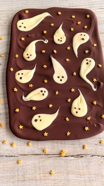 Fitwaffle Kitchen | Eloise on Instagram: "HALLOWEEN GHOST CHOCOLATE BARK 😍 A super easy and fun one to make for Halloween 🎃 Just melt dark or milk chocolate for the base, then dollop on blobs of melted white chocolate and drag a skewer through to create the ghosts 👻 All you need is: 300g dark or milk chocolate, melted 80g white chocolate, melted Gold stars or Halloween sprinkles Tin size: 9x13” Sorry there’s no voiceover for this one, I’m currently suffering from a very sore throat and it w Halloween Ghost Chocolate Bark, Halloween Chocolate Marshmallows, Ghost Chocolate Bark, Chocolate Apples Halloween, Chocolate Halloween Bark, Melted Witch Bark, Chocolate Birthday Party Ideas, Halloween Candies Ideas, White Chocolate Ghosts