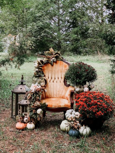 Vintage Fall Photoshoot, Fall Photoshoot Setup Ideas, Fall Mini Shoot, Backyard Photoshoot, Funky Farmhouse, Fall Photo Booth, Halloween Mini Session, Fall Photo Props, Fall Minis