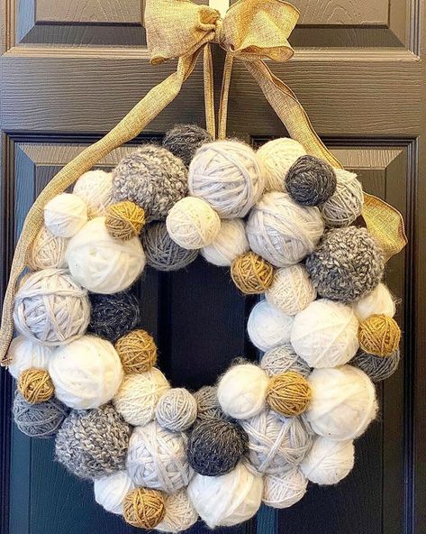 yarn ball wreath Snowball Wreath, Yarn Ball Wreath, Cozy Winter Decor, Ball Wreath, Winter Decorations Diy, Tags Diy, Yarn Wreath, Glam Room, Blogger Design