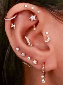 Middle Ear Piercing, Cute Piercing, Ear Piercing Ideas, Middle Ear, Cute Piercings, Piercing Ideas, Ear Piercing, Ear Piercings, Piercings