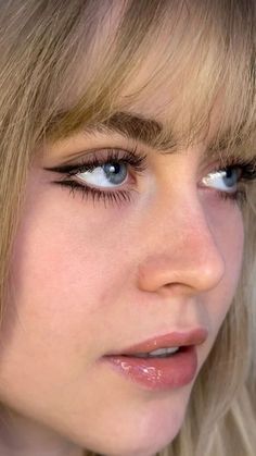 90s Messy Makeup, Makeup Looks With Eyeliner, Eyeliner Blonde Hair, Makeup Eyeliner Ideas, Cool Eye Makeup Looks, Cute Eyeliner Ideas, Eye Makeup Liner, Easy Grunge Makeup, Downturned Eyeliner