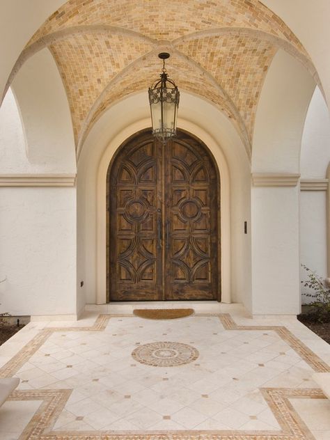 Mediterranean Entryway, Style Toscan, Tuscan Homes, Mediterranean Mansion, Tuscan Style Homes, Doors Wooden, Mediterranean Interior, Tuscan Design, Mediterranean Style Homes