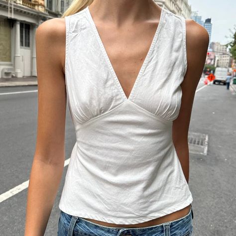 Plunging V-Neck Tank Top With A Tie At The Waist Fabrics: 97% Cotton, 3% Spandex Measurements: 20" (51 Cm) Length, 14" (35.5 Cm) Bust Made In: China Nwot Similar To Eu Europe Exclusive Tops / Dresses Quoi Porter, Moda Chic, Mode Inspo, Dream Clothes, Look Cool, Cute Tops, White Top, White Tops, Look Fashion