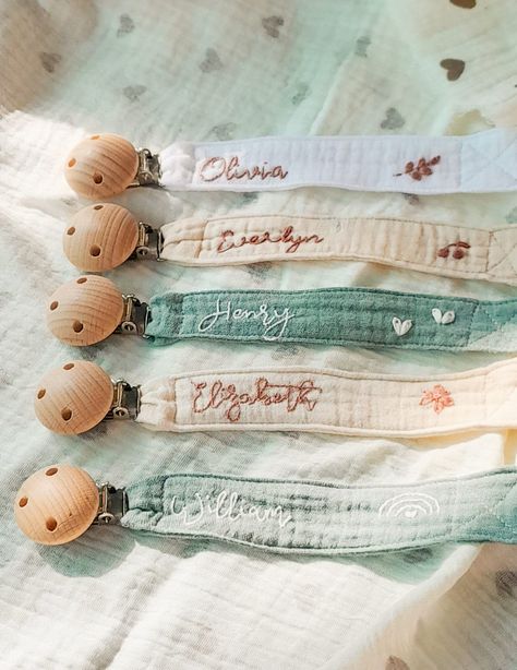 Personalized pacifier clip holder in cotton gauze, Personalized fabric pacifier clip with wooden clip,hand embroiered name,custom boho pacifier holder,child pacifier clip,custom baby name,baby shower gift This is hand embroidery on Cotton double gauze with DMC French Size: fabric 6inches length, 9inches include the loop. The processing time is 1-2 weeks and the shipping time is 2-3 weeks base on your local. If you have any question, pls feel free to contact me. THANKS Baby Pacifier Holder, Pacifier Clip Holder, Personalized Pacifier, Cadeau Baby Shower, Custom Baby Gifts, Dummy Clips, Machine Embroidery Projects, Embroidered Gifts, Clip Holder