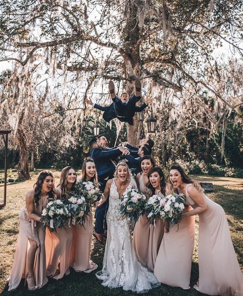 Bridesmaid Photography Poses, Half Inside Half Outside Wedding, Bridemaid Photos With Bride, Fun Bridesmaid Pictures, Wedding Stuff Ideas, Bride And Bridesmaid Pictures, Fun Bridal Party Photos, Country Wedding Pictures, Country Western Wedding