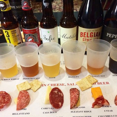 How to Create a Beer and Cheese Board Pairing #beerpairings #craftbeer #cheeseboard Craft Beer Party, Beer Food Pairings, Brewery Decor, Craft Beer Recipes, Beer Tasting Parties, Urban Bar, Beer Dinner, Beer Pairing, Beer 101