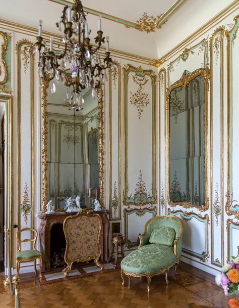 Rococo Interior Design Bedroom, Rococo Design Interior, French Rococo Bedroom, Baroque Apartment, French Room Aesthetic, French Bedroom Aesthetic, Victorian Bedroom Aesthetic, Rococo Bedroom, Rococo Interior Design