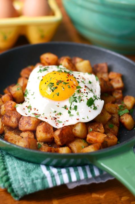 Skillet with Breakfast Potatoes and Sunny Side Up Egg How To Cook Sunny Side Up Eggs, How To Cook A Sunny Side Up Egg, Sunny Side Up Eggs Breakfast, Aleppo Pepper Recipes, Sunny Side Up Eggs Recipe, Kitty Recipes, Pepper Breakfast, Crispy Breakfast Potatoes, Potato Hash Breakfast