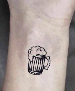 Munich Tattoo, Germany Tattoo, Beer Tattoos, Traditional Tattoo Designs, Black Background Wallpaper, Minimalist Tattoos, Old School Tattoo, Minimalist Tattoo, Traditional Tattoo