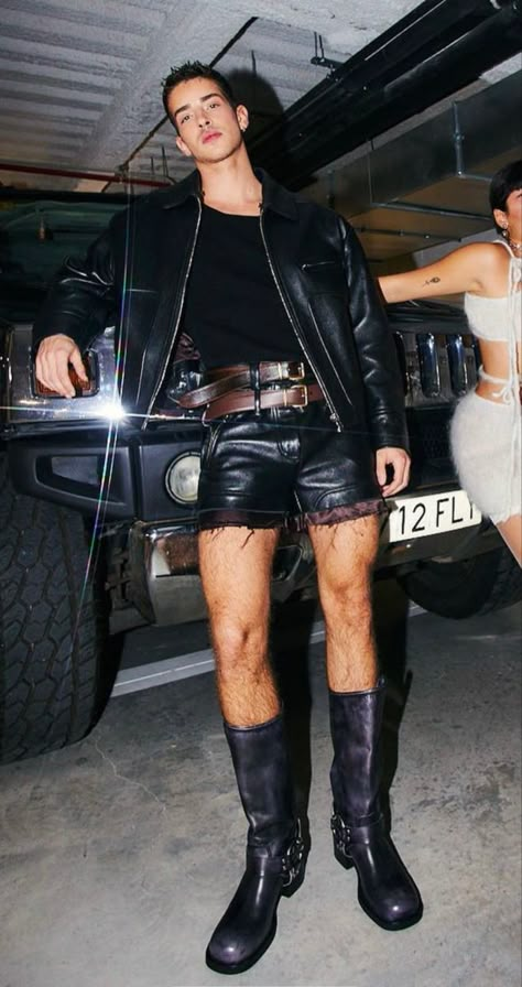 Gay Club Outfit, Leather Shorts Outfit, Short Cuir, Masc Fashion, F Men, Gender Fluid Fashion, Mens Shorts Outfits, Gay Fashion, Leather Jeans