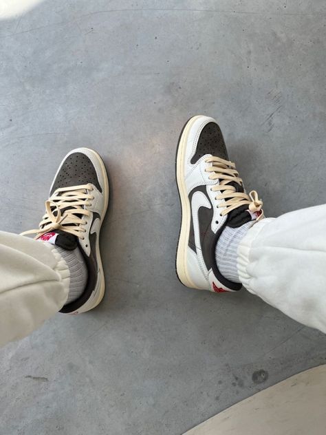 Air Jordan 1 Travis Scott Outfit, Travis Scott Low Outfit, Travis Scott Shoes Outfit, Travis Scott Shoes, Nike Travis Scott, Sneakers 2024, Travis Scott Jordan 1, Jordans Sneakers Outfit, Reverse Mocha