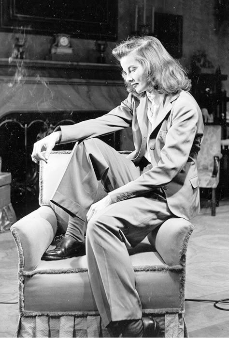 Katharine Hepburn wearing a pantsuit Kathryn Hepburn, Oud Hollywood, Klasik Hollywood, The Philadelphia Story, Portraits Women, Katherine Hepburn, Alfred Eisenstaedt, Diane Keaton, Hepburn Style