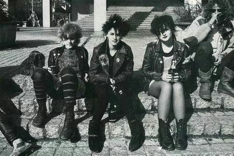 Early goths British Punk Fashion, 60s Punk, Punk Fashion Women, 80s Punk Fashion, Punks 70s, 1970s Punk, Punk 80s, Chica Punk, 90s Punk