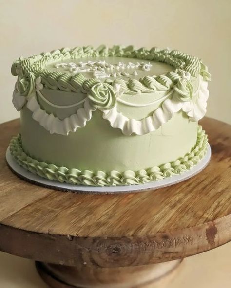 Vintage Birthday Cake For Women, Green And White Cake Design, Simple Birthday Cake Green, Cute Green Cake, Green Birthday Cakes Aesthetic, Light Green Birthday Cake, Aesthetic Bday Cakes Green, Vintage Cake Round, Sage Green Cakes