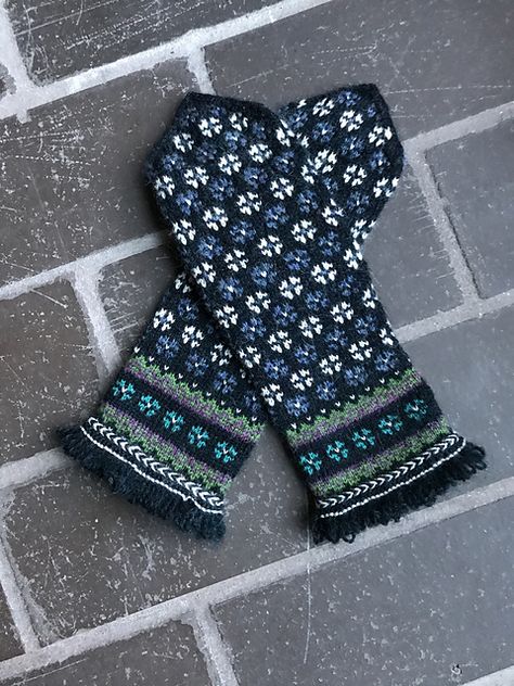 Latvian Mittens, Knitted Mittens Pattern, Knitwear Inspiration, Creative Knitting, Mittens Pattern, Crochet Square Patterns, Wrist Warmers, Square Patterns, Knit Mittens