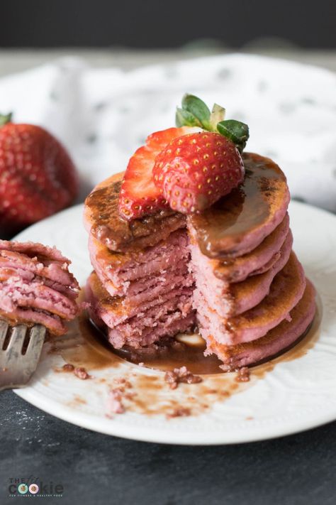 Pancakes Vegan, Strawberry Pancakes, Strawberry Protein, Chocolate Pancakes, Strawberry Chocolate, Vegan Pancakes, Protein Pancakes, How To Eat Paleo, Chocolate Strawberries