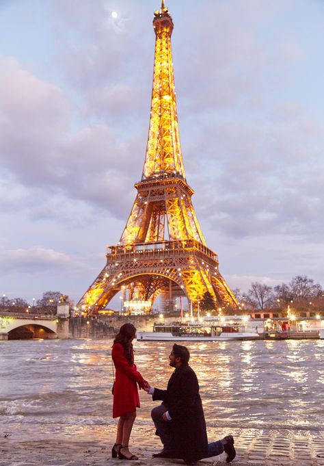 Paris Proposal Eiffel Towers, Propose In Paris, Paris Proposal Aesthetic, Eiffel Tower Couple Pictures, Eiffel Tower Proposal, Proposal Aesthetic, Paris Proposal, Spring Home Decor Ideas, Street Photography Paris