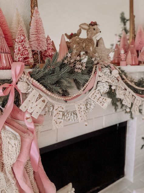 Christmas Garland Pink, Christmas Decor Ideas Girly, Pink Christmas Home Decor, Pink Christmas Wall Decor, Feminine Christmas Decor, Vintage Pastel Christmas Decor, Pink Garland Christmas, Pink Christmas Mantle Decor, How To Decorate Mantle For Christmas