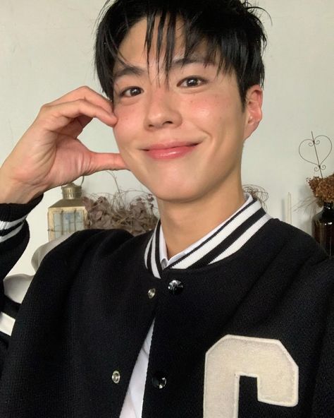 Park Bo Gum releases more heartthrob B-side photos from his 'Elle Thailand' pictorial Park Bo Gum Boyfriend Material, Park Bo Gum Lockscreen, Park Go Bum, Baby Park, Park Bogum, Park Bo Gum, Bo Gum, January 12, Men's Korean Style