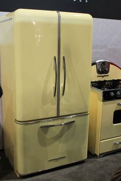 Retro Kitchen Appliances, Vintage Kitchen Appliances, Vintage Refrigerator, Retro Refrigerator, Vintage Style Kitchen, Retro Kitchens, Retro Appliances, Vintage Stoves, Retro Fridge