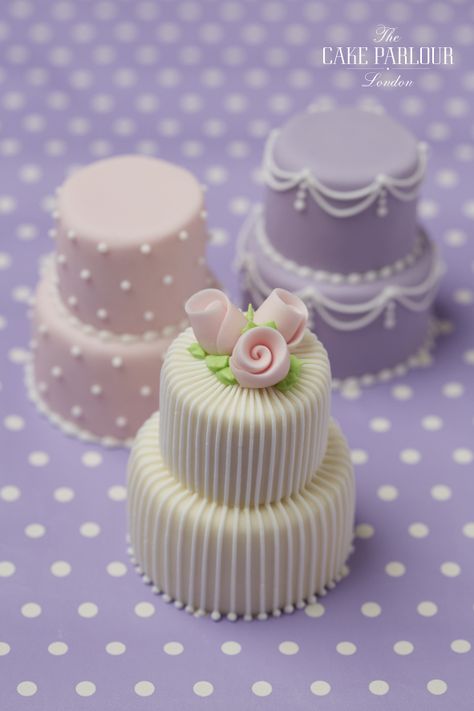 Miniature Cakes Recipes, Fondant Mini Cakes, Cute Mini Cakes Birthdays, Tiny Cakes Ideas, Mini Cakes Wedding, Miniature Cake Ideas, Miniature Wedding Cakes, Miniature Bundt Cakes, Mini Clay Cake