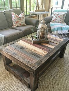 Pallet coffee table Diy Table Design, Table Palette, Creative Coffee Table, Pallet Furniture Designs, Pallet Projects Furniture, Coffee Table Furniture, Wooden Pallet Furniture, Pallet Decor, Diy Coffee Table